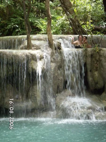 Kinnaree mit Sohn im Erawan Wasserfall