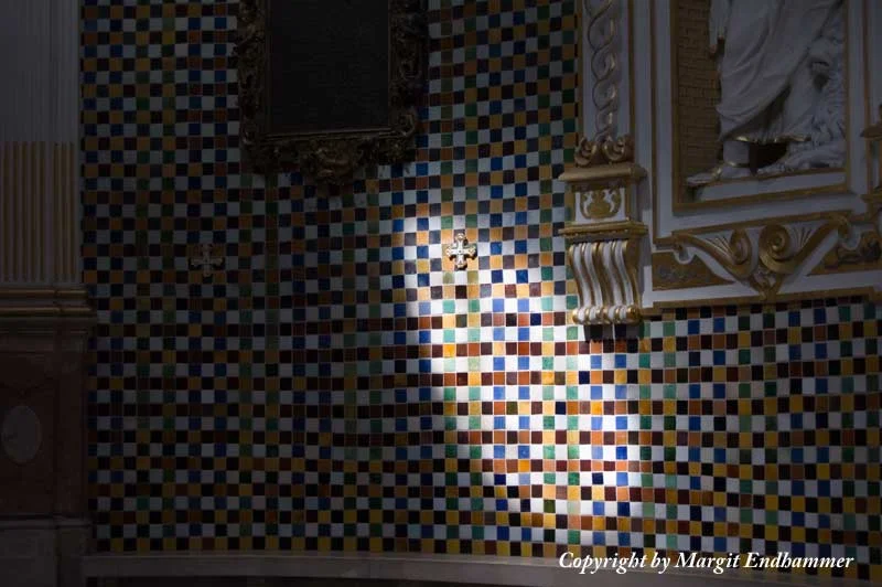 St. Sebastiansfriedhof: Lichtschein im Mausoleum