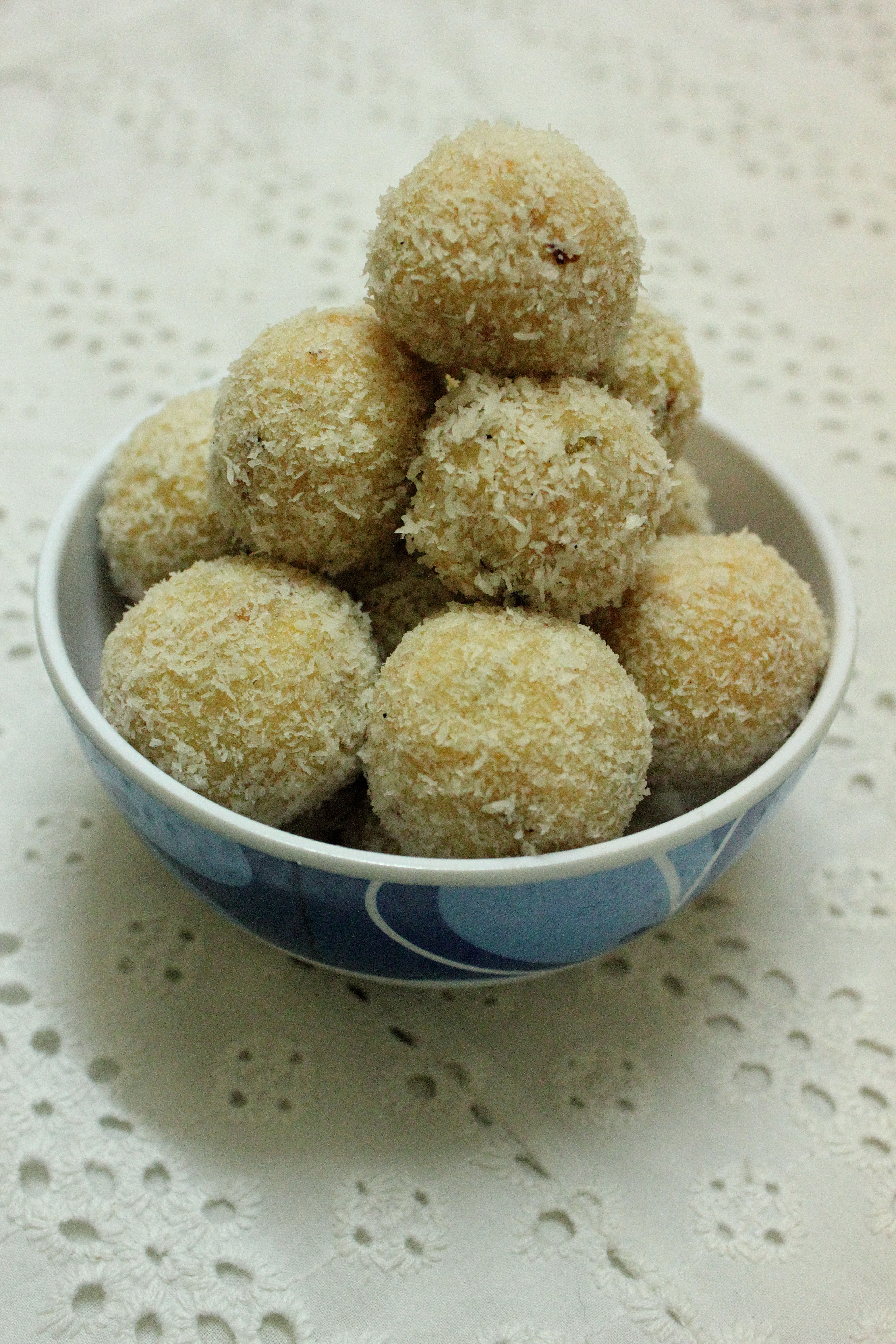 Coconut_Ladoo_Indian_Sweets.jpg