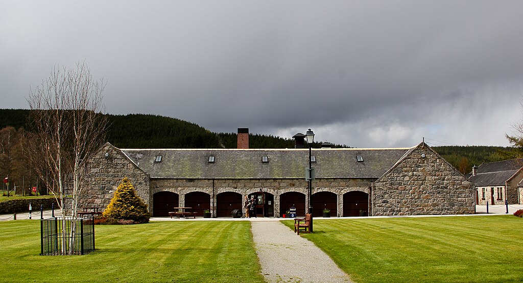 1024px-Royal_Lochnagar_Distillery_Main_Building_2012.jpg