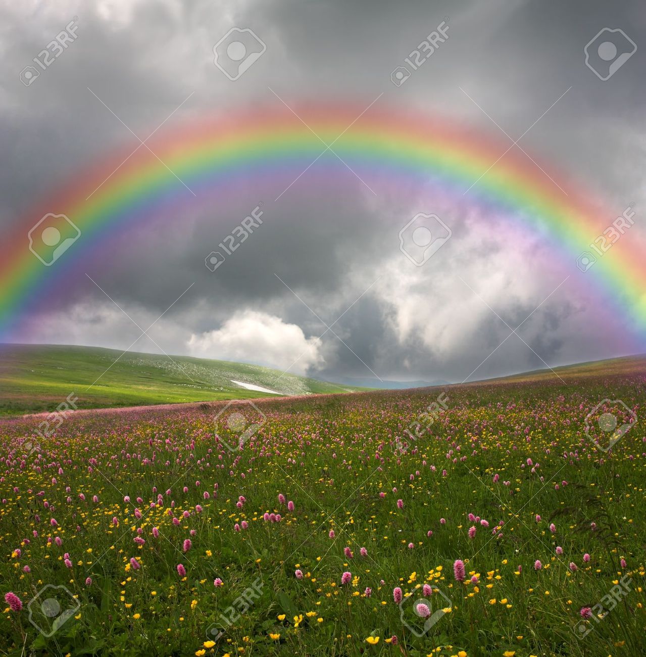 8207773-Regenbogen-auf-dunklen-Himmel-Hintergrund-Lizenzfreie-Bilder.jpg