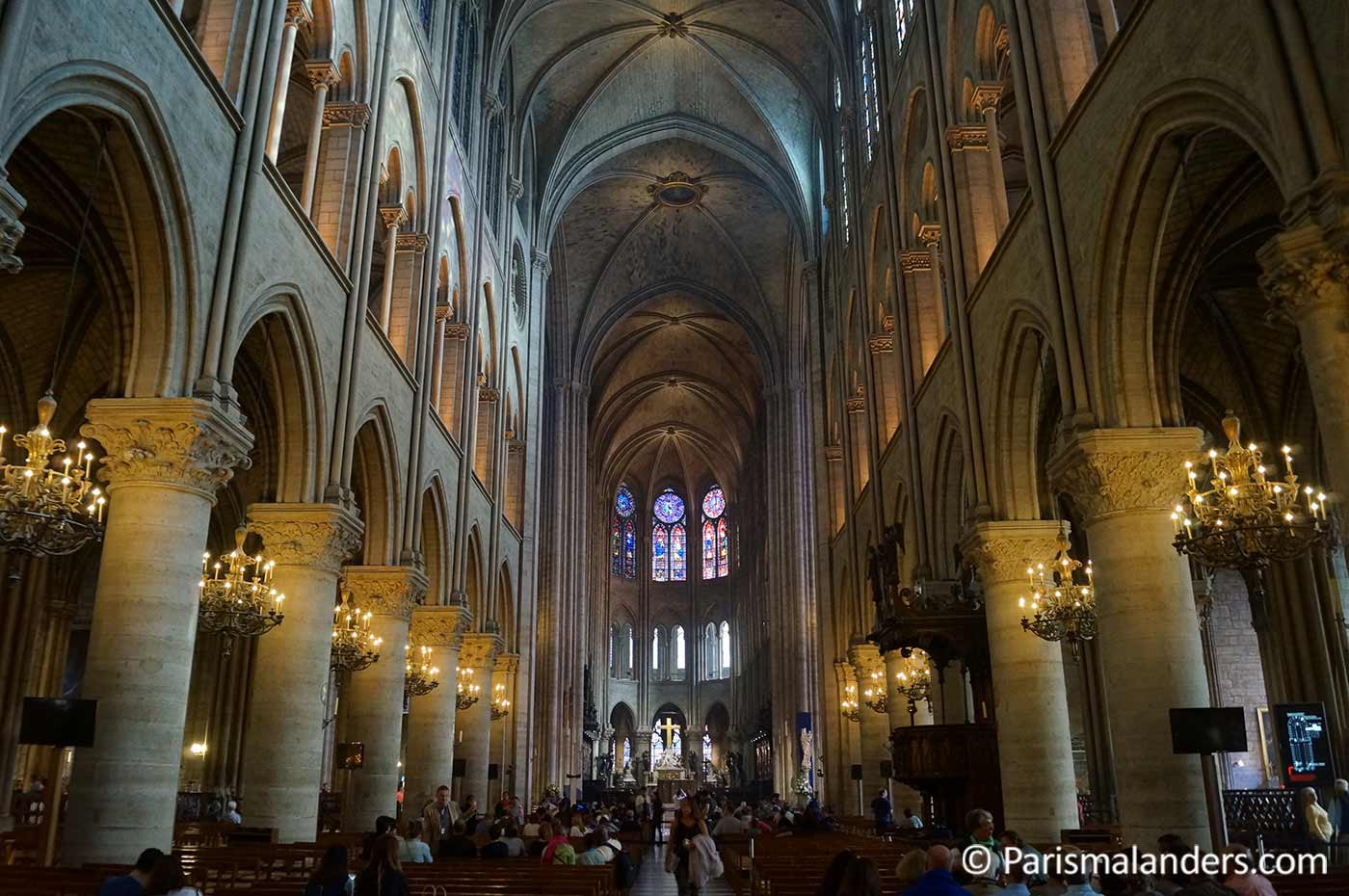 Notre-Dame-Paris-Kirchenschiff.jpg