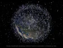 Weltraumschrott_in_der_erdnahen_Umlaufbahn_LEO_-_ueber_dem_Nordpol.webp