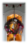 Haustür mit Kranz.webp