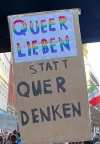 DemoSchild_QueerLieben.webp