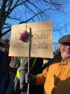 DemoSchild_rechtsStricken.webp