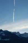 Berg mit Kondensstreifen.webp
