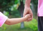 Kind-an-die-Hand-nehmen_image_1200.webp