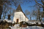 Kapelle-am-Weinfelder-Maar.webp