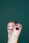 7 Lachfinger.webp