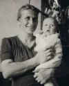 Bild 06 Jürgen als Baby mit Mutter 1944 mittlere Auflösung.webp