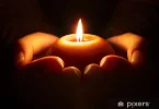 fototapeten-gebet-kerze-in-der-hand.jpg.webp
