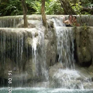 Kinnaree mit Sohn im Erawan Wasserfall