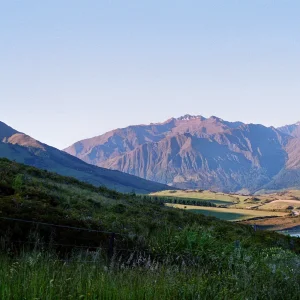 Lake Wanaka mit Faltenbergen.jpg