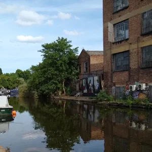 hous canal boat.jpeg