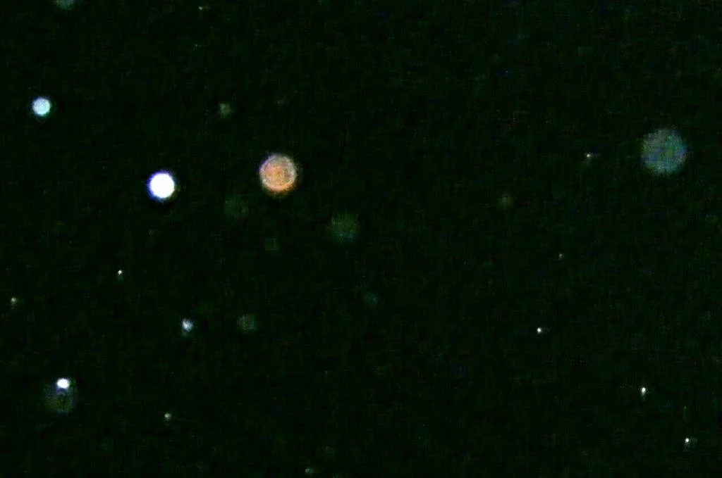Kindergesicht mit Stirnreif im Orb