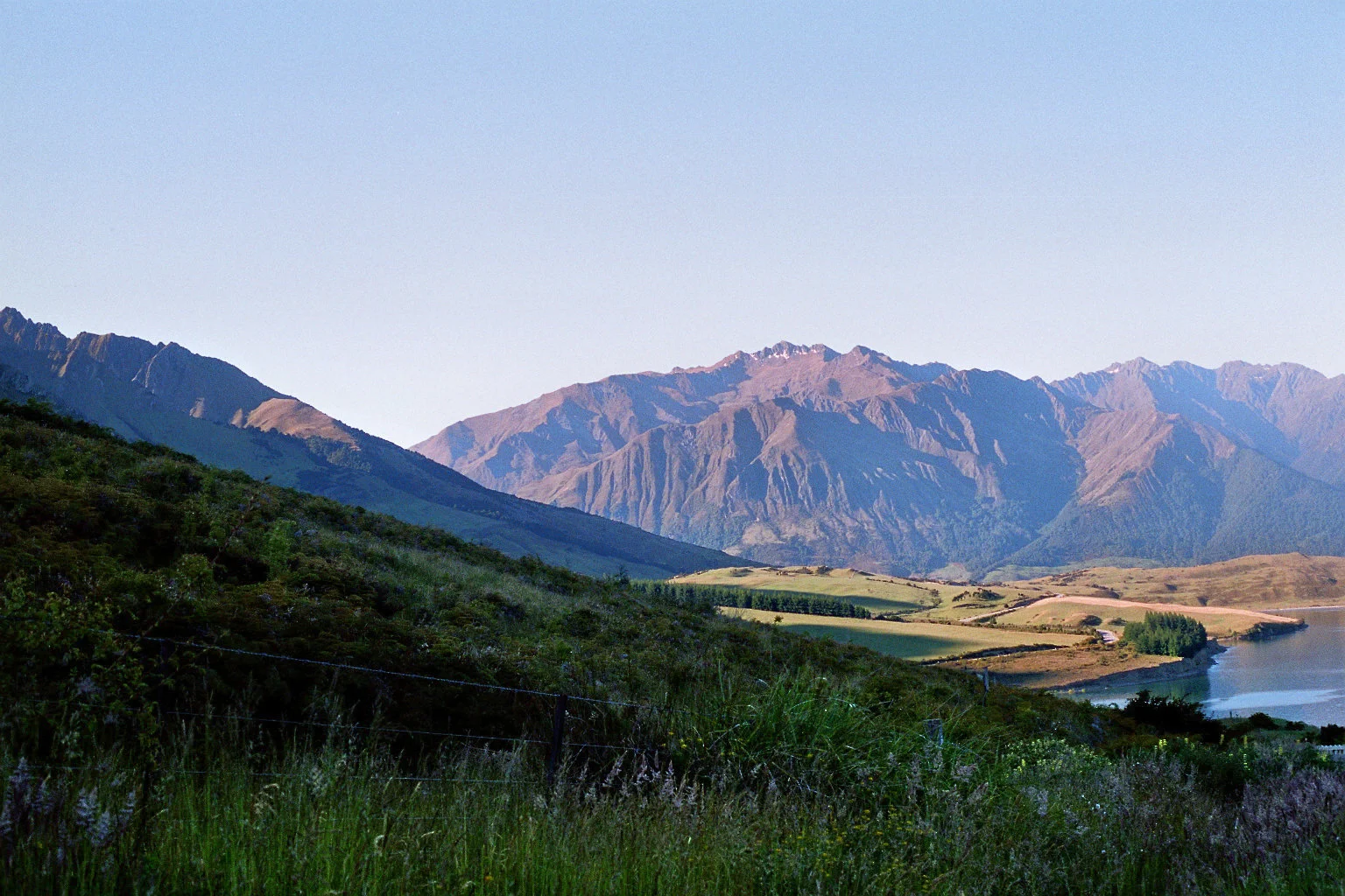 Lake Wanaka mit Faltenbergen.jpg