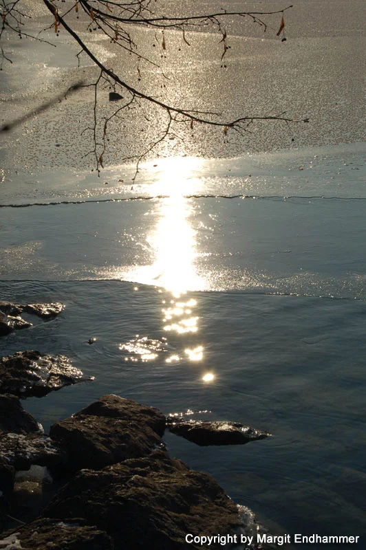 Spiegelung der Sonne am Attersee