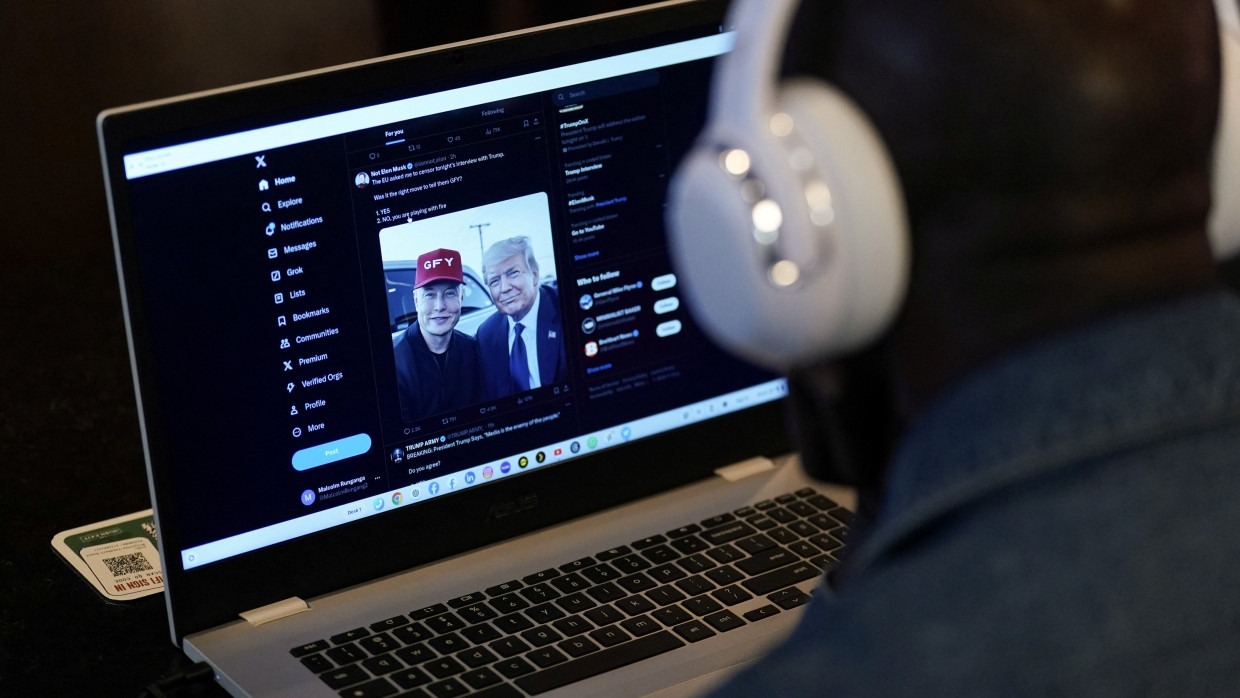 Ein Mann versucht der Unterhaltung zwischen Elon Musk und Donald Trump auf der Plattform X zu lauschen.