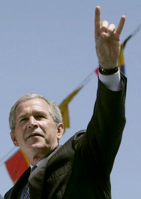 george_bush_devil_horn_hand_sign.jpg