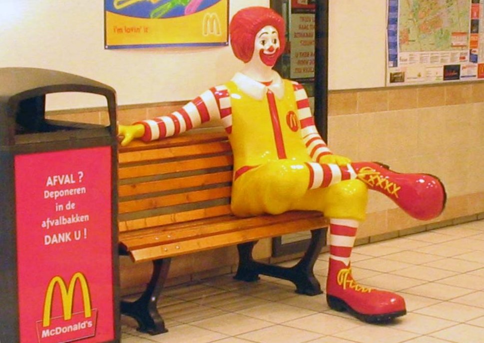 Ronald_McDonald_sitting.jpg